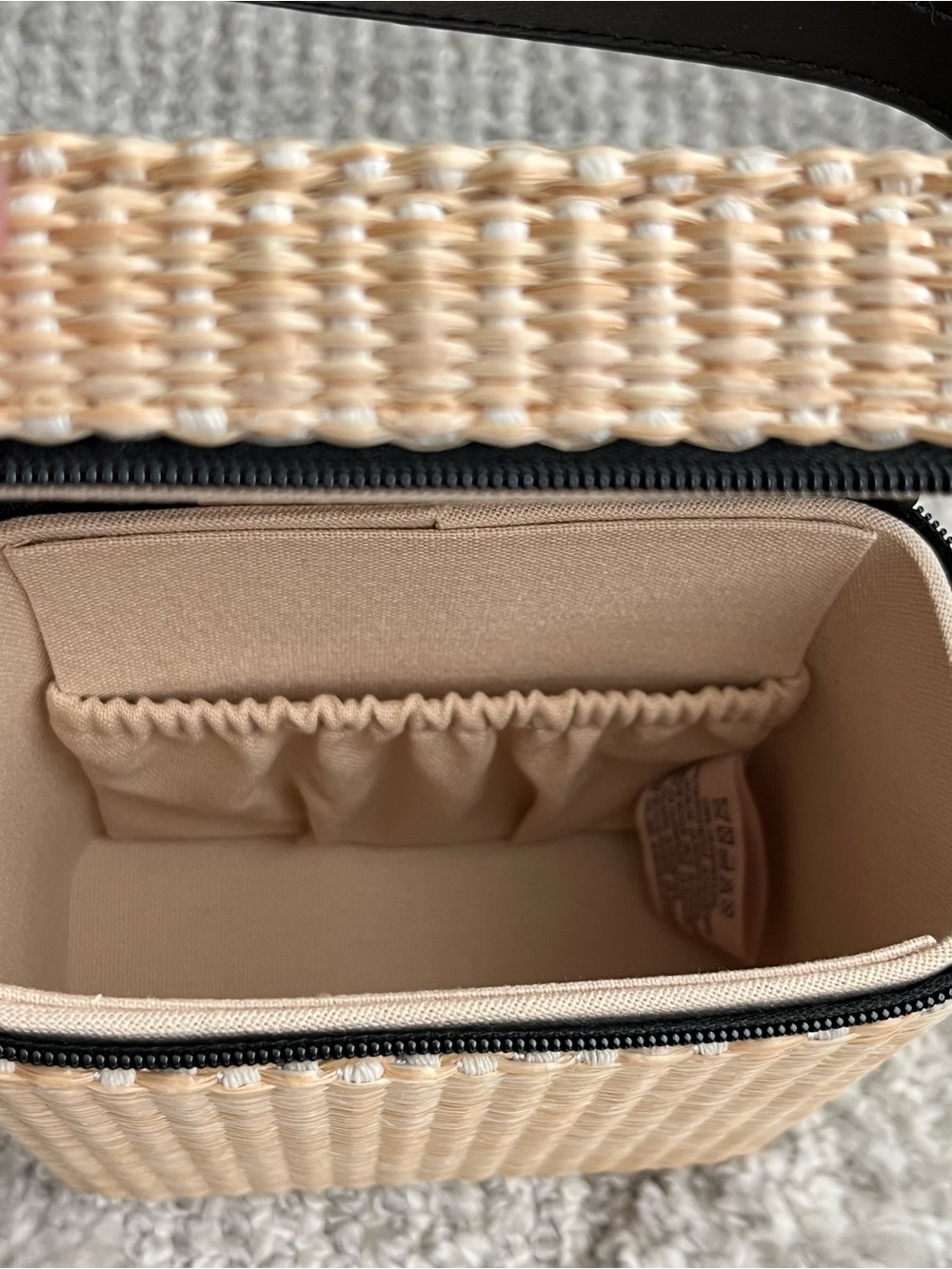 CHANEL Les Beiges Woven Straw Compact basket with Black Trim - Picture 4 of 4